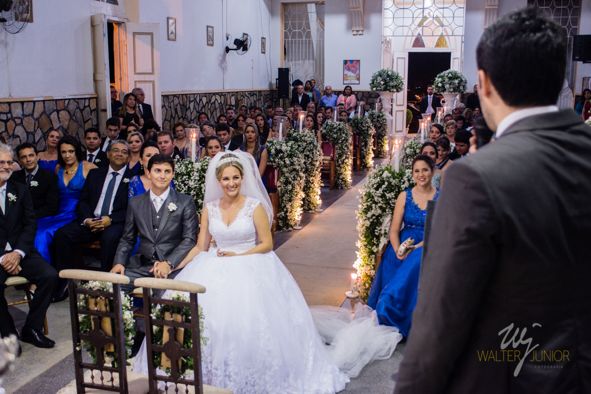 noivos na igreja ouvindo a pregação do padre  
