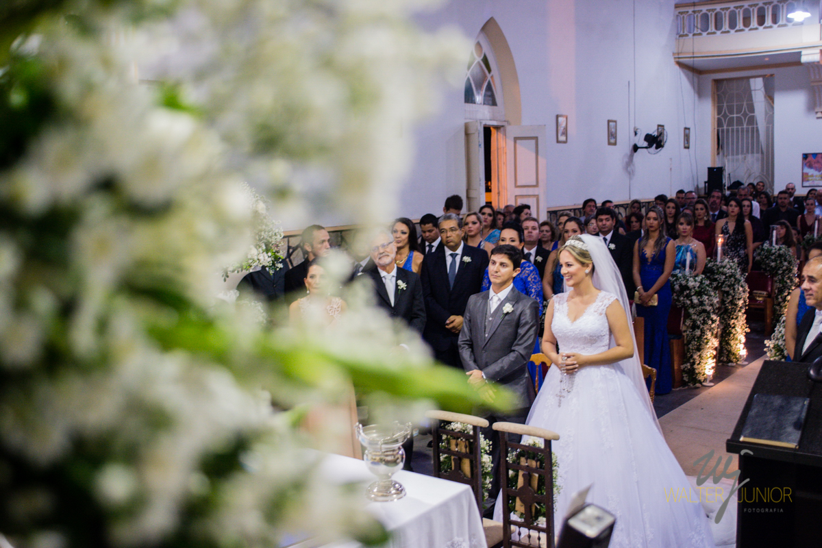 noivos no casamento ouvindo o Padre Plutarco Almeida 