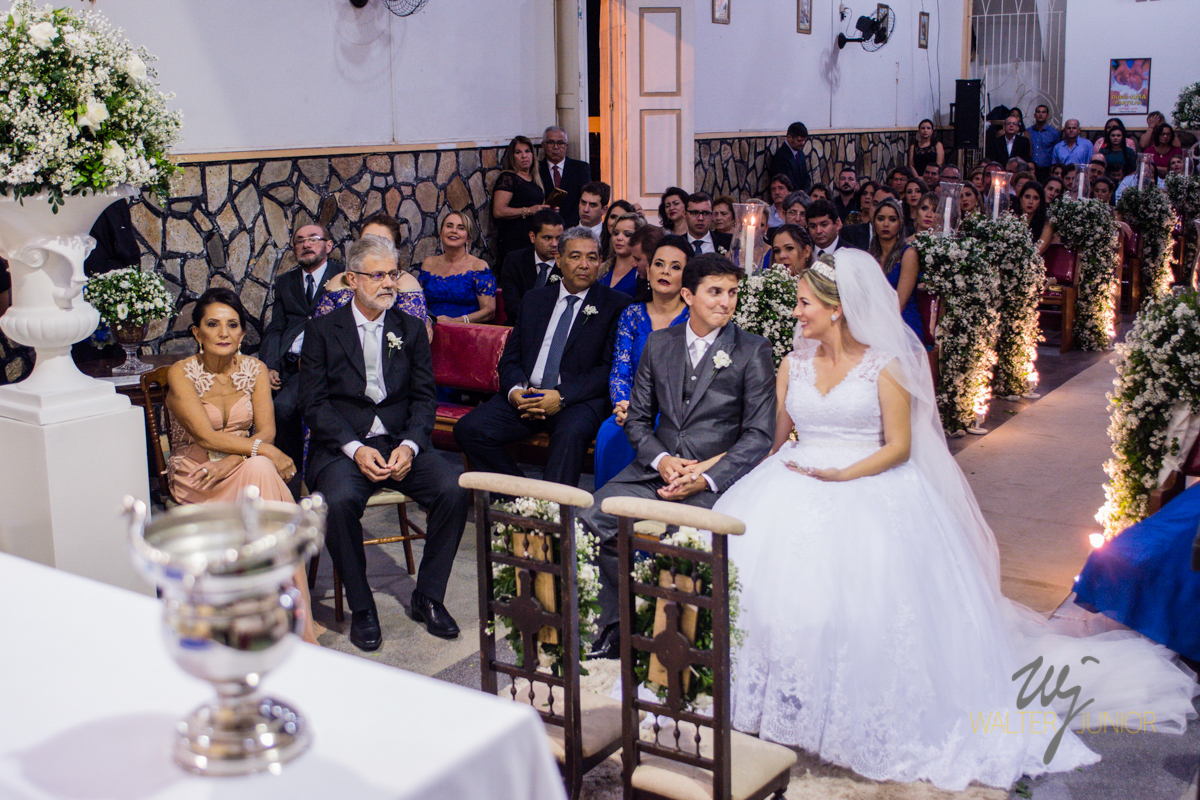 fotografia dos noivos se olhando na sua cerimonia de casamento 