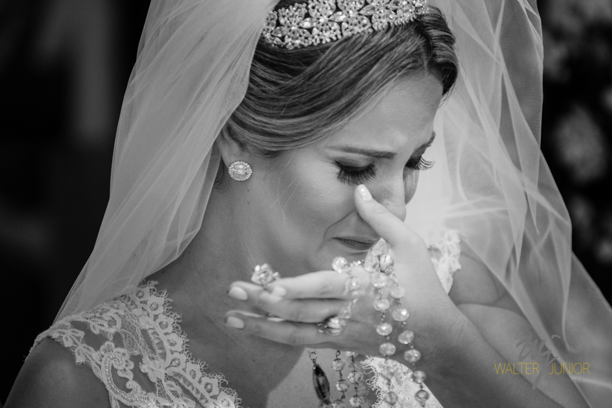 linda foto da noiva chorando no dia do seu casamento 