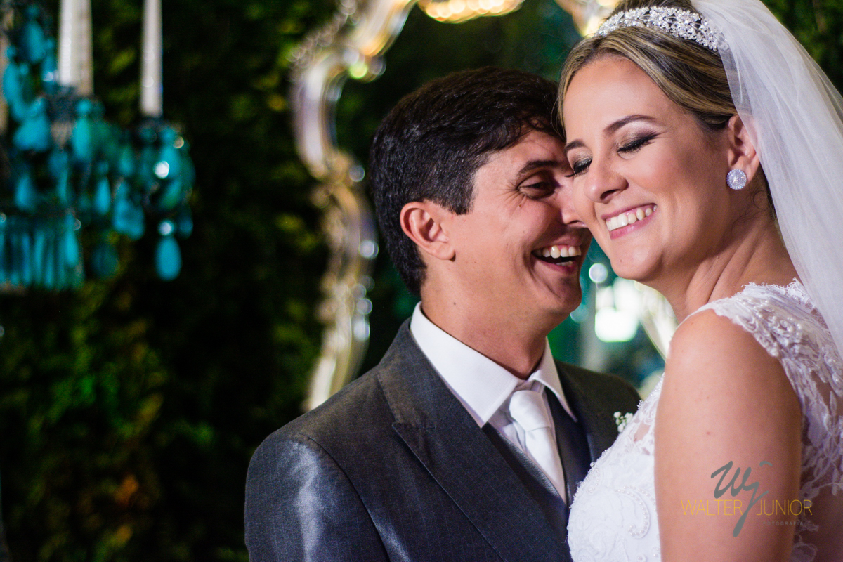 fotografia do noivo beijando a noiva na festa do seu casamento 
