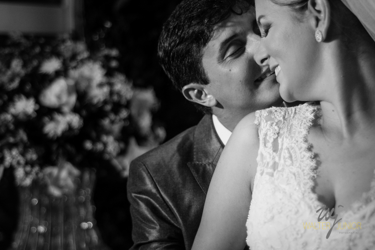 fotos do casamento com o noivo beijando sua esposa 