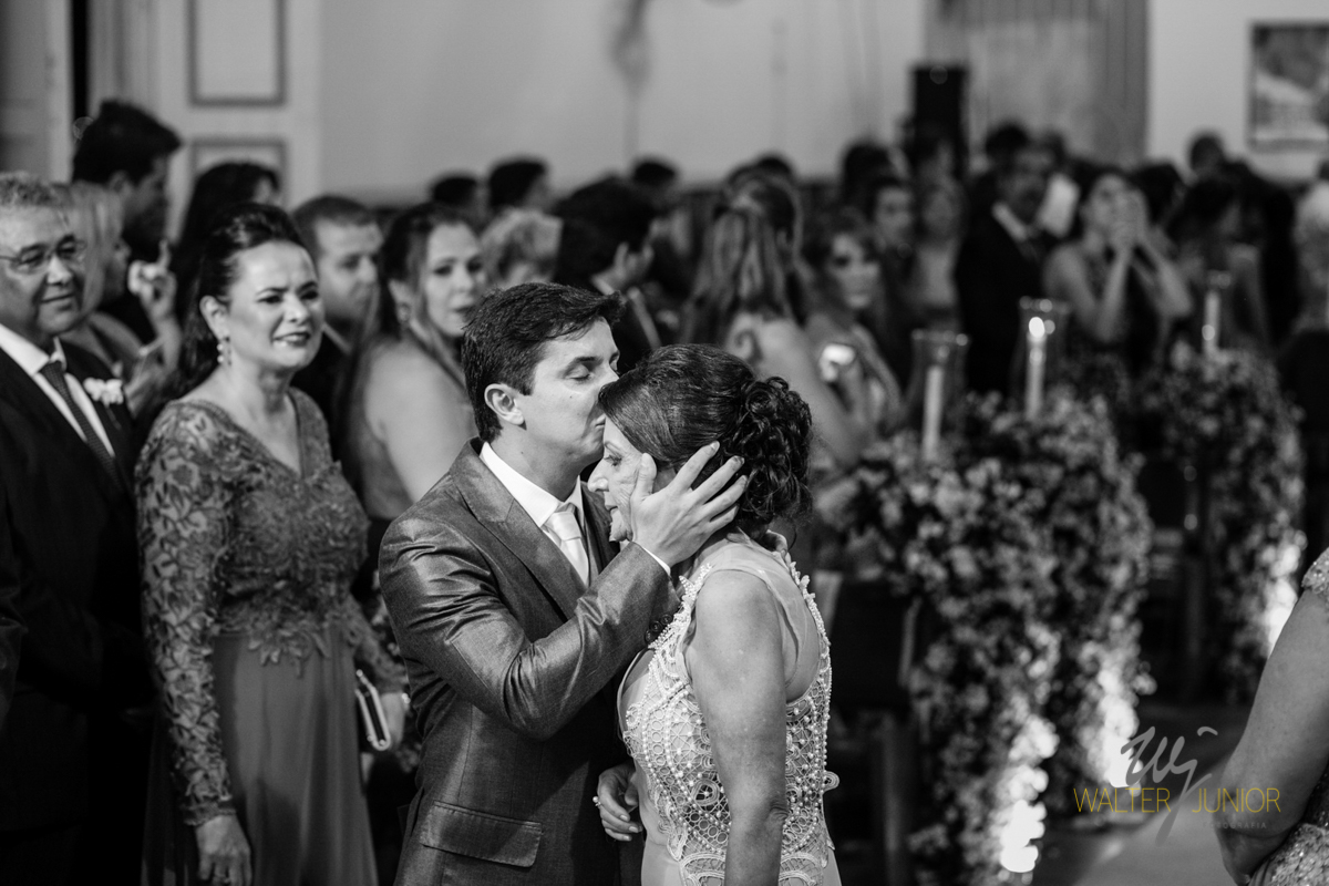 noivo beijando mãe antes de comesar a cerimonia de casamento 
