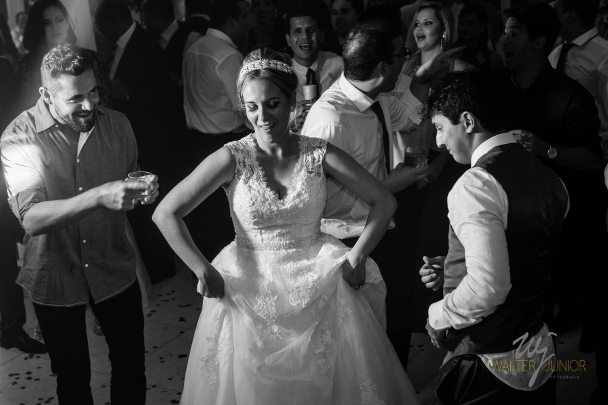 foto do casal dançando na noite do casamento  
