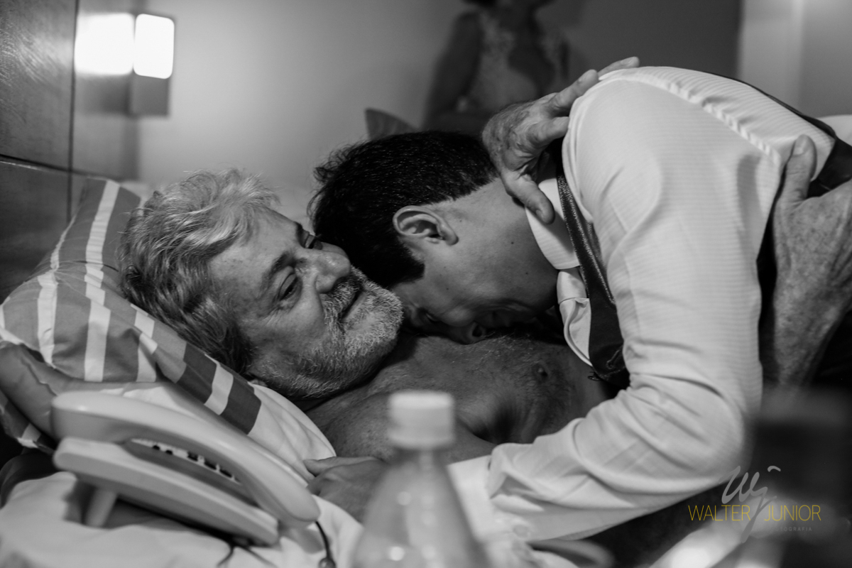 noivo chorando com o pai antes da sua cerimonia de casamento 