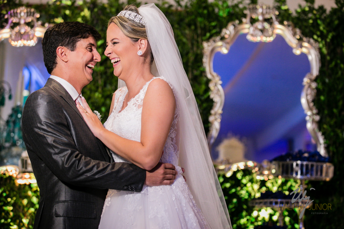 Foto da alegria da noiva na noite do seu casamento 