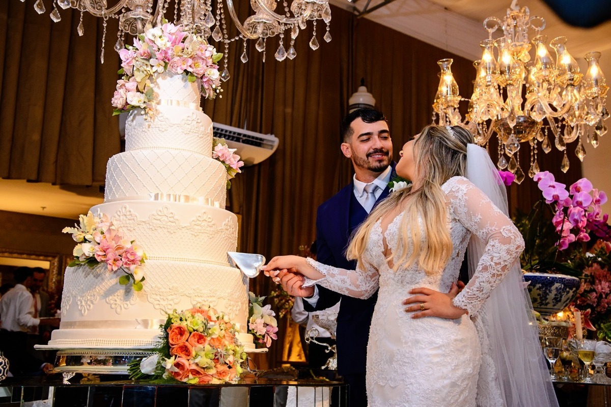 noivos-cortando-o-bolo