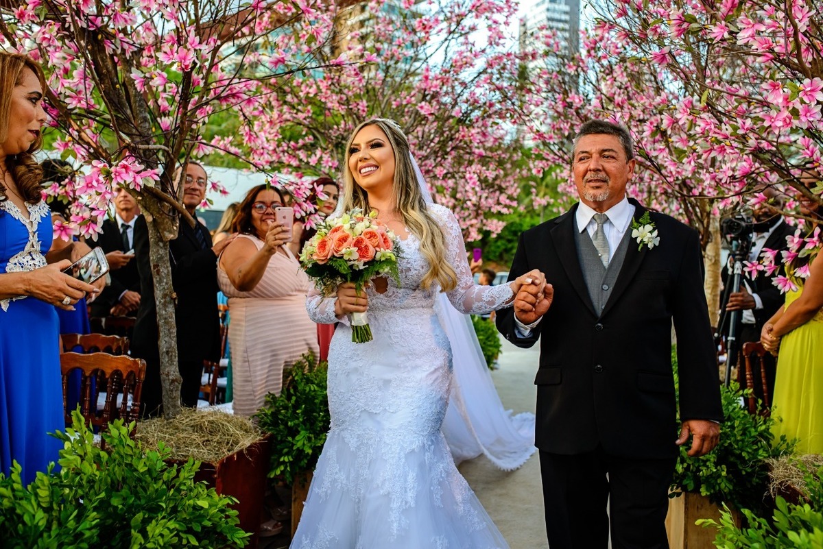 noiva-entrando-para-seu-casamento
