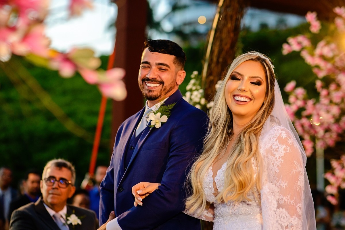 casal-de-noivos-sorrindo