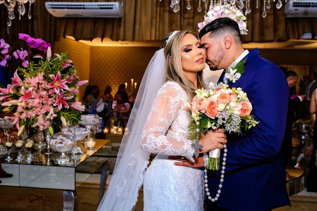 noivo-beijando-sua-noiva