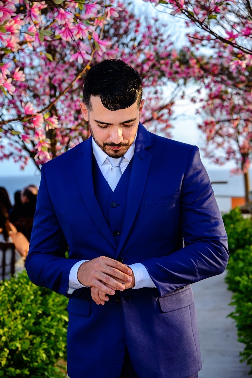 noivo-olhando-relógio