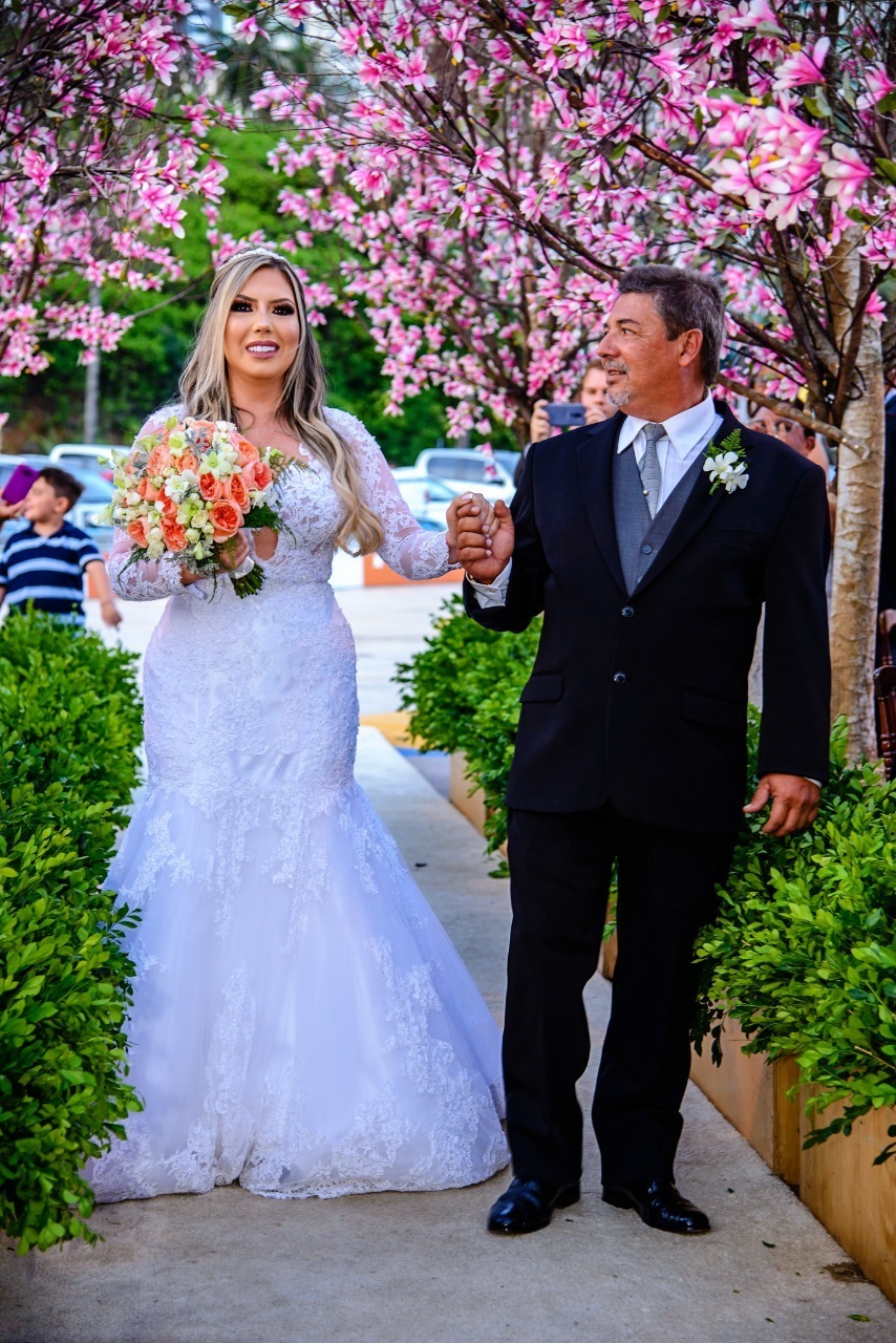 Noiva-sendo-conduzida-pelo-pai