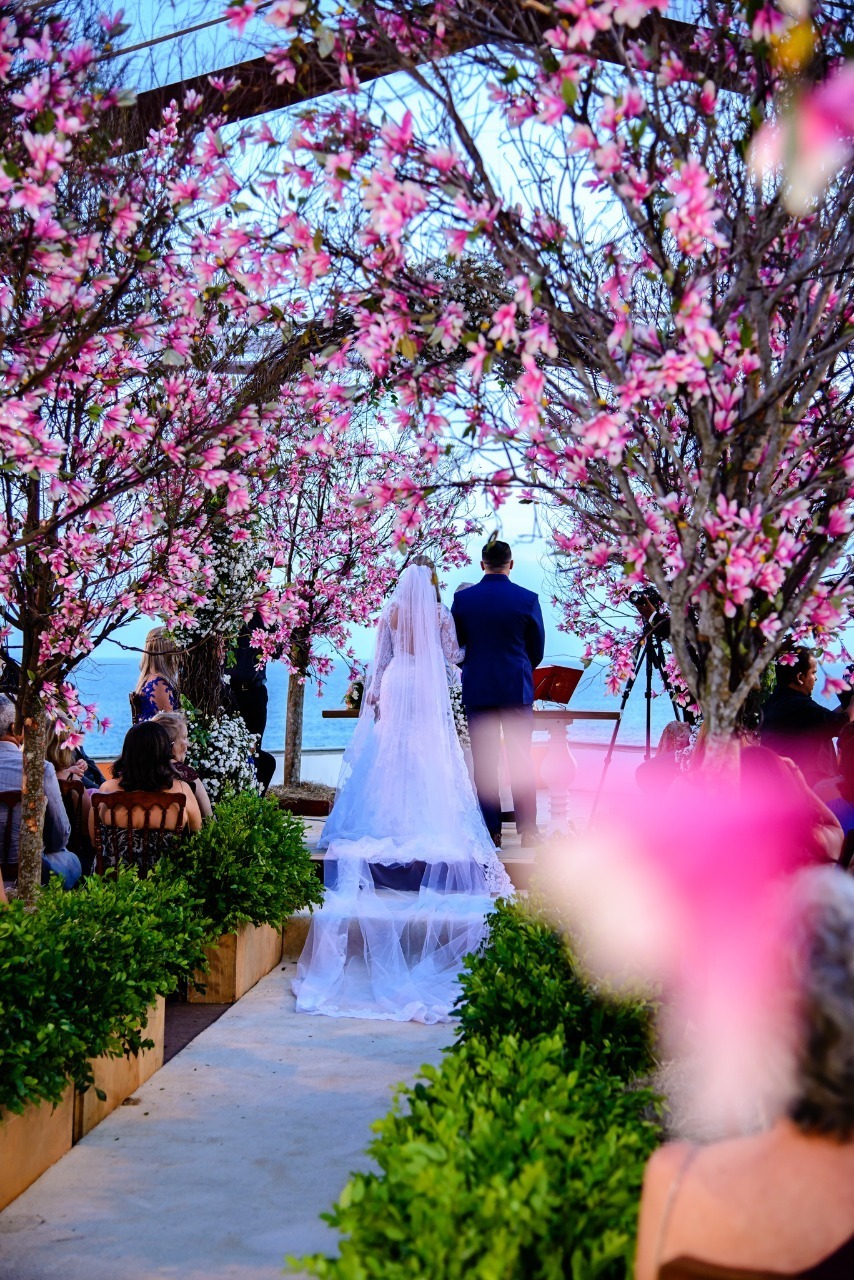 casal-de-noivos-no-altar