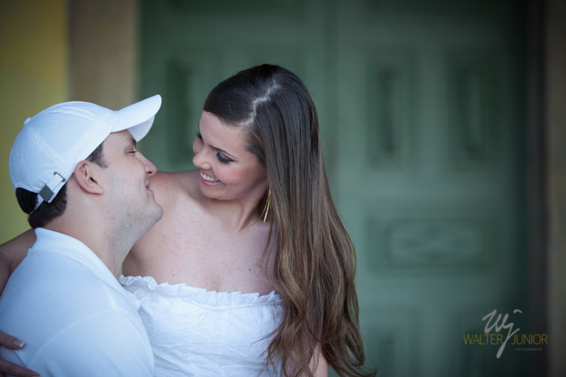 A sintonia do casal muito linda no ensaio pré Wedding na Bahia 