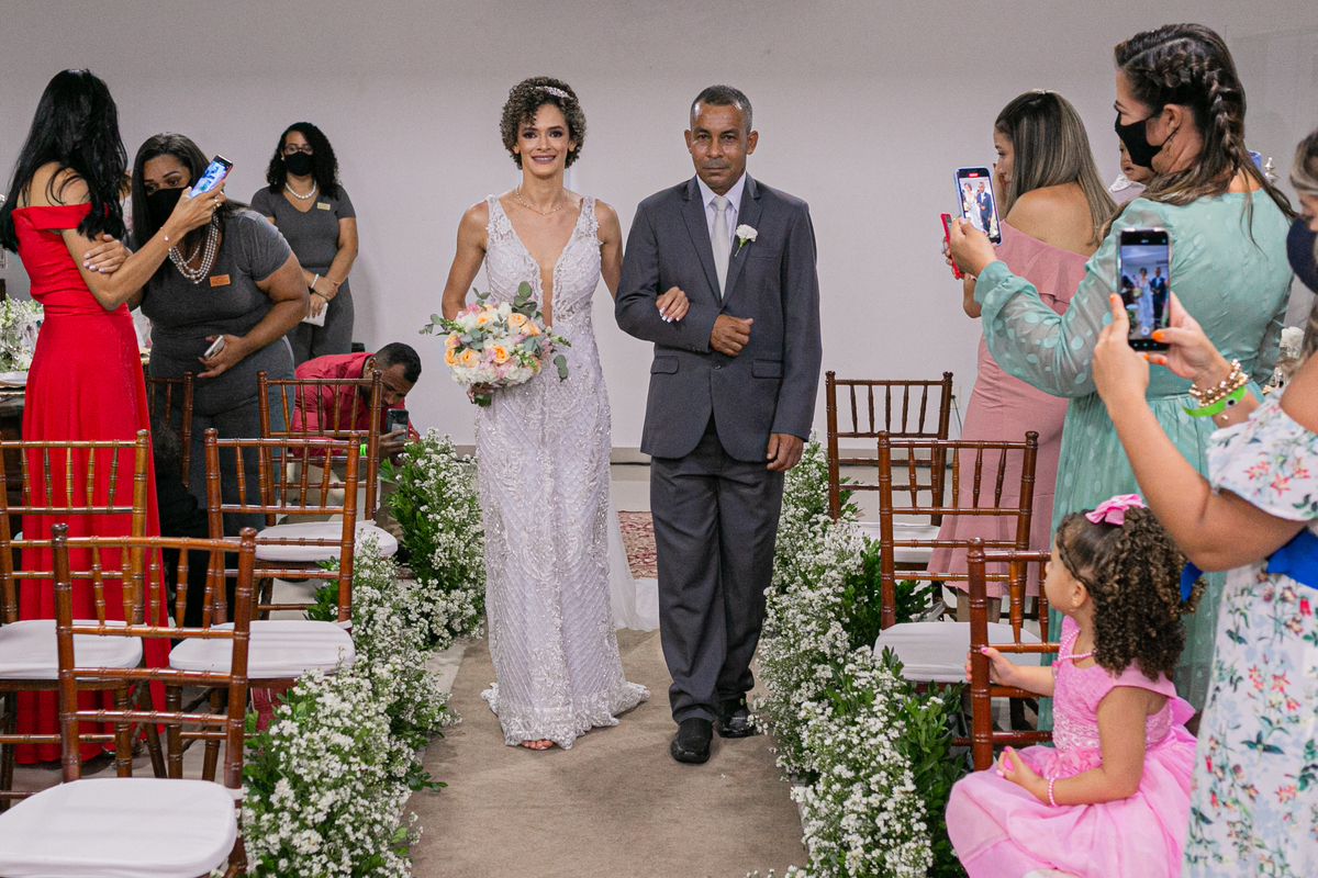 noiva-entrando-na-igreja-em-salvador