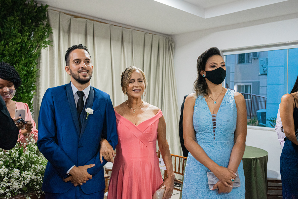 noivo-admirando-noiva-em-casamento-em-salvador
