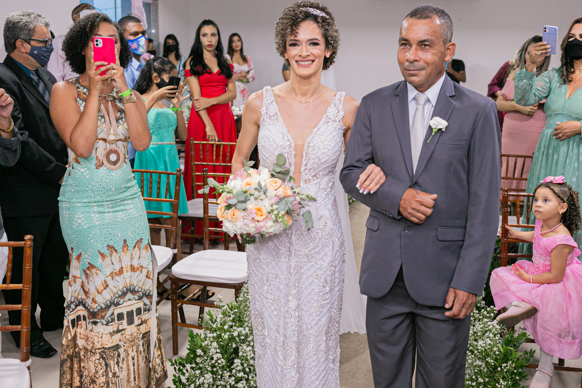 noiva-entrando-com-o-pai-em-casamento-em-salvador