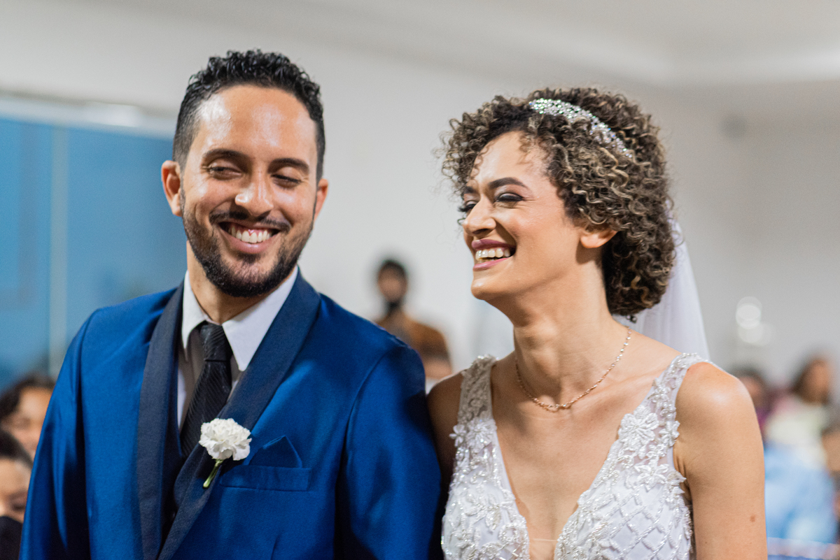 casal-feliz-com as-fotos -de-casamento