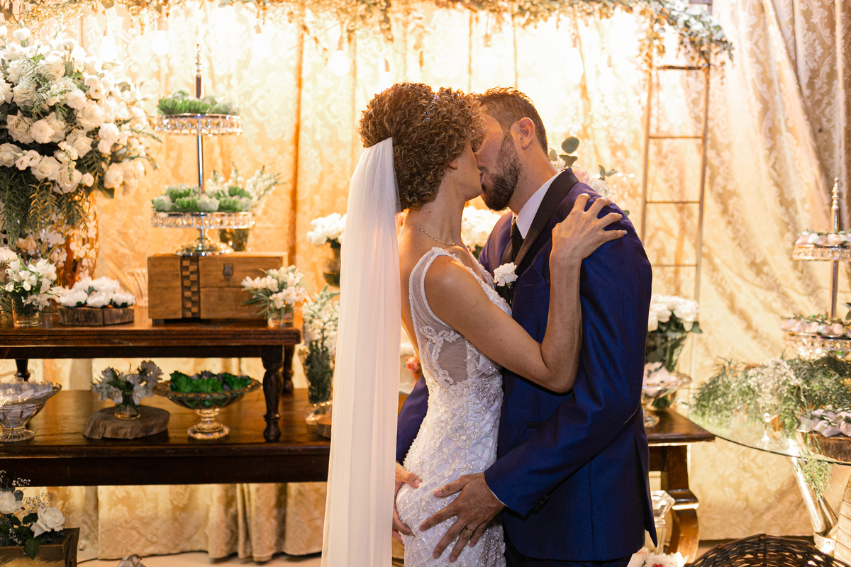 noivos-beijando-salvador