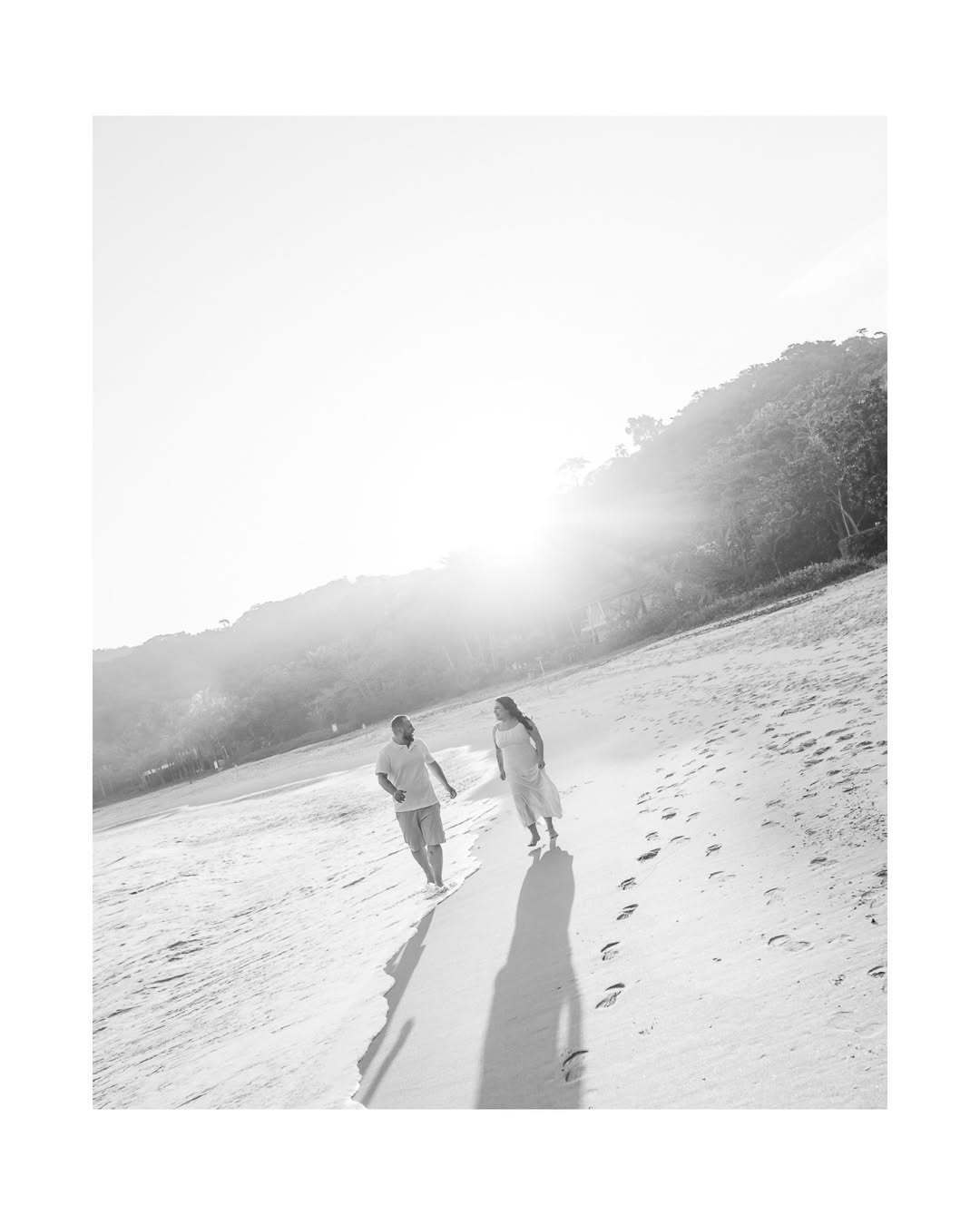 FOTO DE CASAL NA PRAIA DO GUARUJÁ-SP - ENSAIO DE CASAL NA PRAIA DE SÃO PEDRO