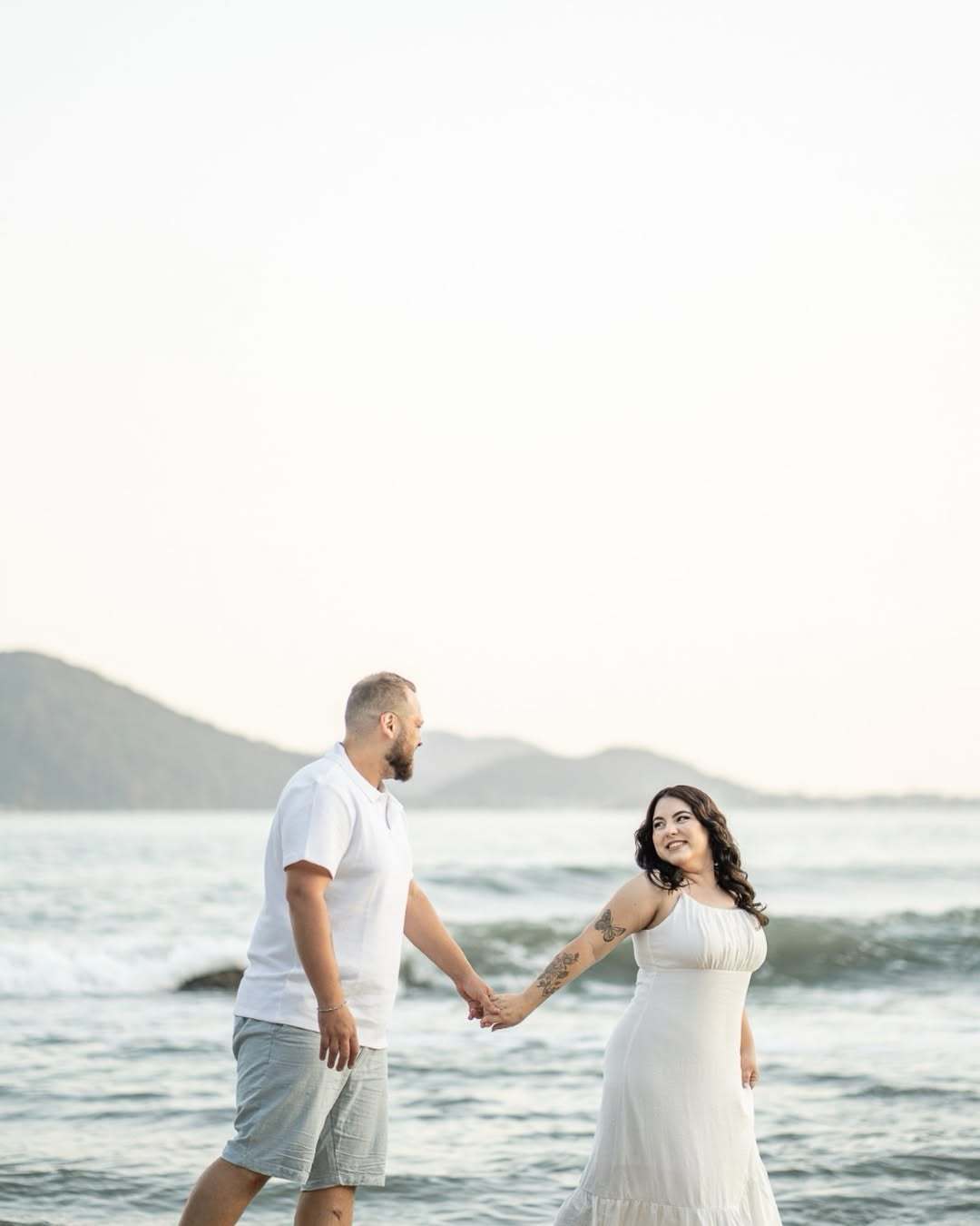 FOTO DE CASAL NA PRAIA DO GUARUJÁ-SP - ENSAIO DE CASAL NA PRAIA DE SÃO PEDRO