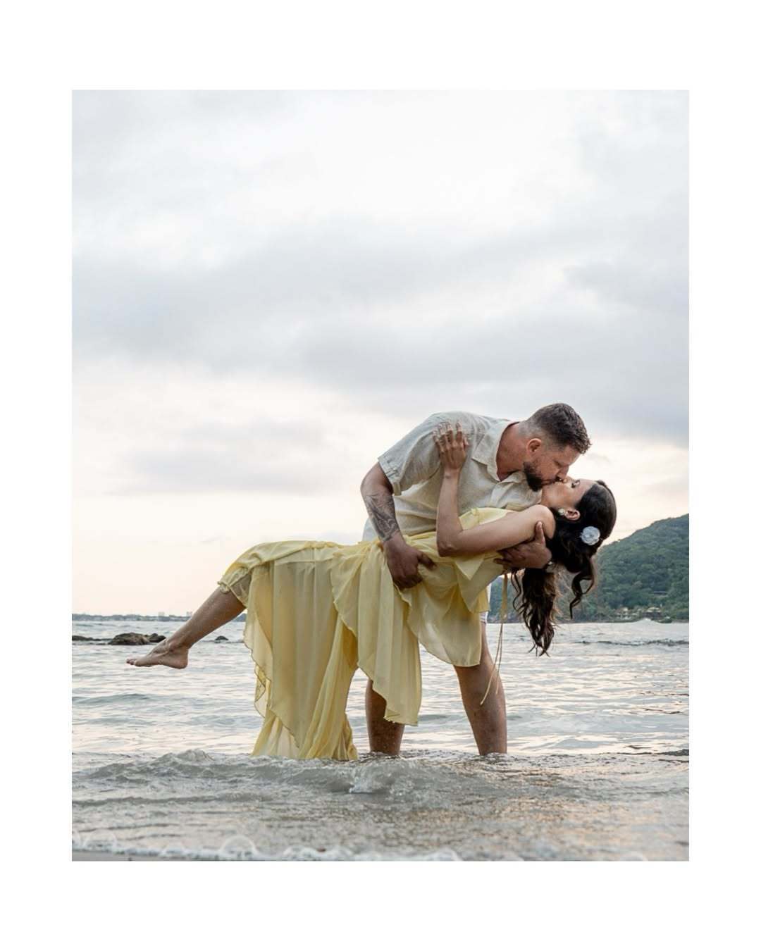 ENSAIO DE CASAL NA PRAIA DO GUARUJÁ - FOTO NA PRAIA DE SÃO PEDRO-SP