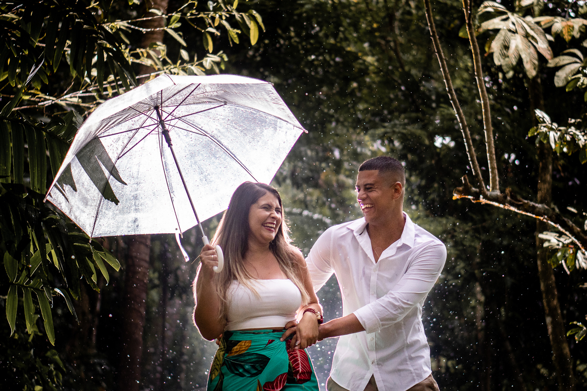 foto de casal na chuva