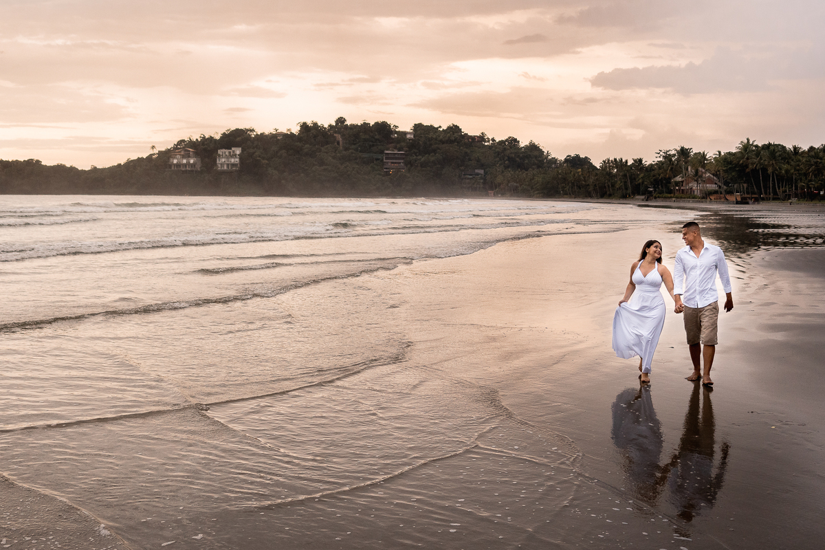 ensaio de casal na praia do guaruja