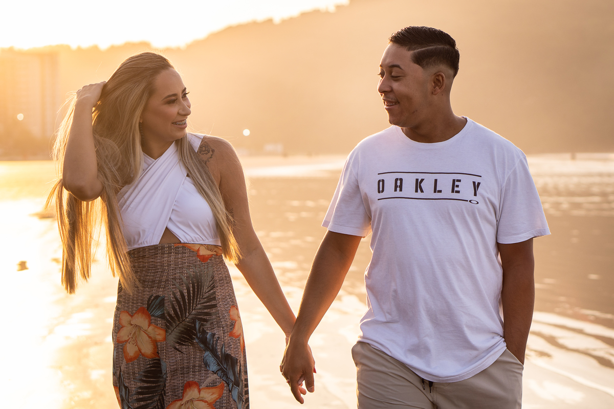 ensaio de casal diferente na praia