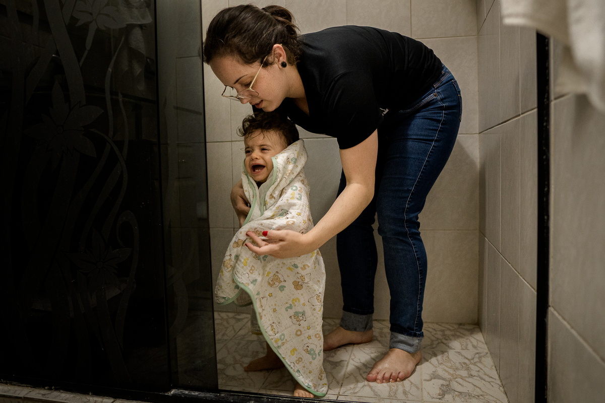 mãe dando banho
