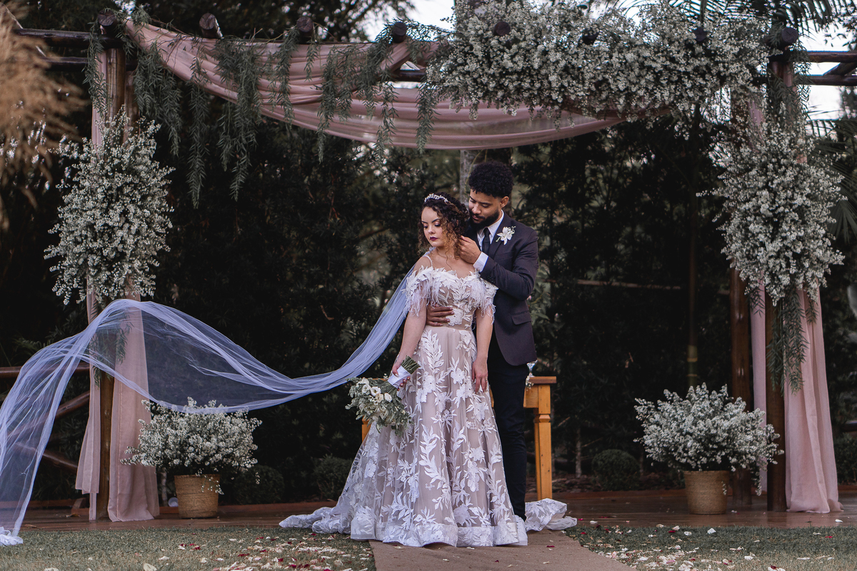 VESTIDO DE NOIVA E TERNO DE NOIVO