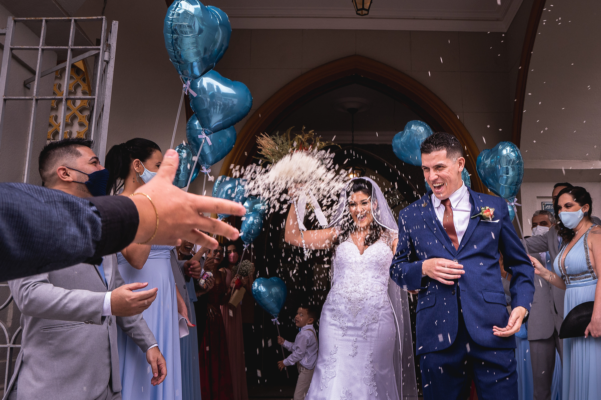 chuva de arroz na saída dos noivos na igreja da pompeia em santos