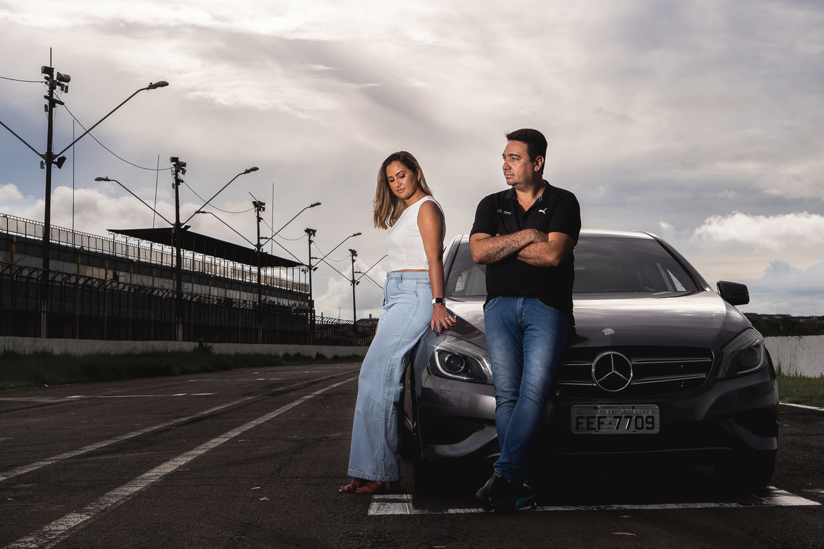 casal no autodromo