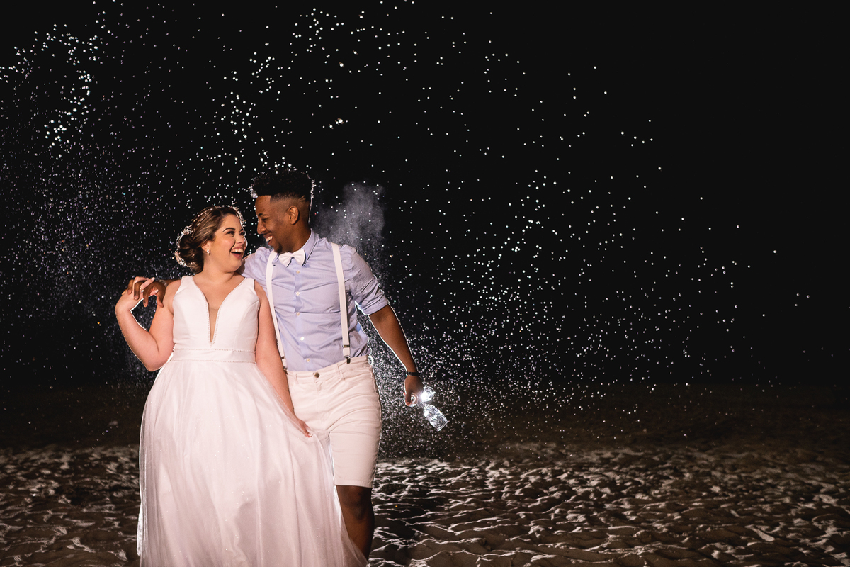 casamento na praia de noite