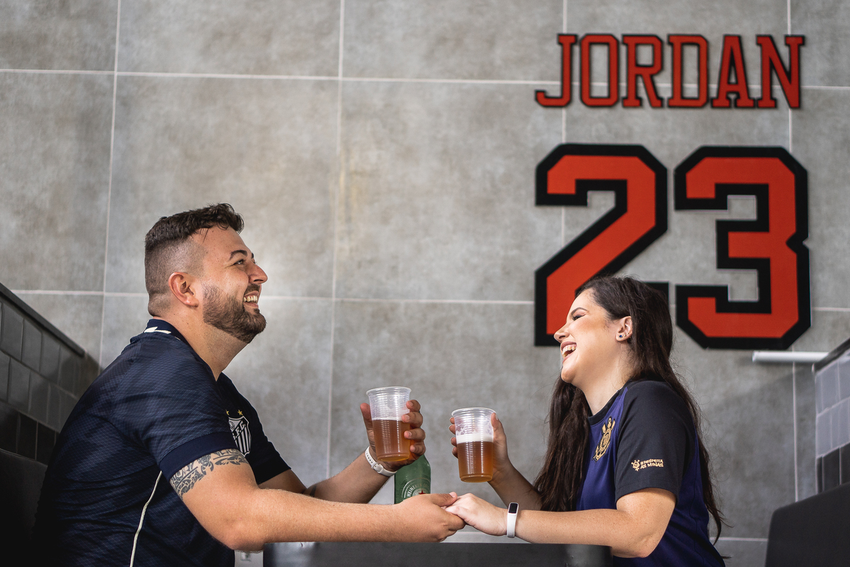 ENSAIO DE CASAL NO ESTADIO DE FUTEBOL