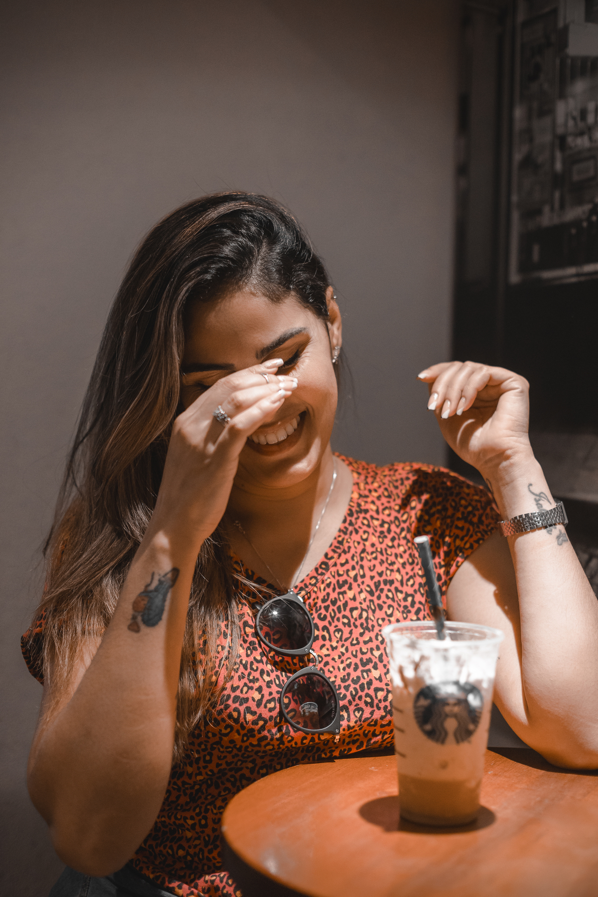 Ensaio fotografico externo na av paulista, casa das rosas, fotografo de mulher, Ensaio feminino, Ensaio externo, DAniel Moura Fotografo, Estudio fotografico, Clique a Dois,  Lara Torres e Daniel Moura, starbucks av Paulista