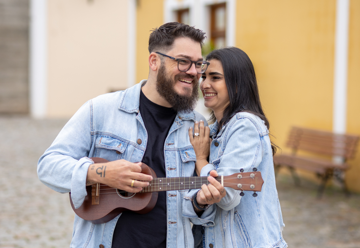 Capturamos momentos inesquecíveis do casal Davi e Simone na pitoresca cidade de Luiz Carlos, em Guararema. Este ensaio fotográfico celebra o amor e a nova fase de suas vidas, enquanto se preparam para o grande dia do casamento. Cada foto reflete a beleza 