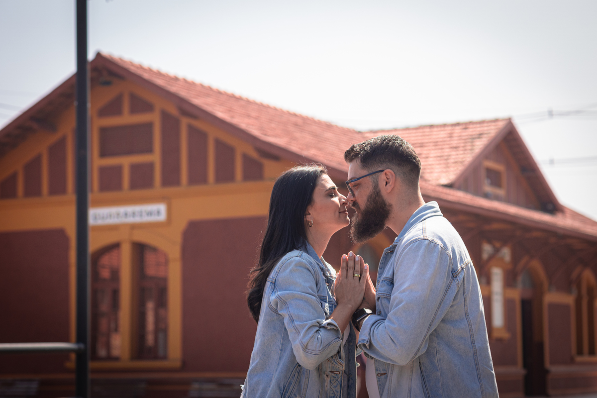 Capturamos momentos inesquecíveis do casal Davi e Simone na pitoresca cidade de Luiz Carlos, em Guararema. Este ensaio fotográfico celebra o amor e a nova fase de suas vidas, enquanto se preparam para o grande dia do casamento. Cada foto reflete a beleza 