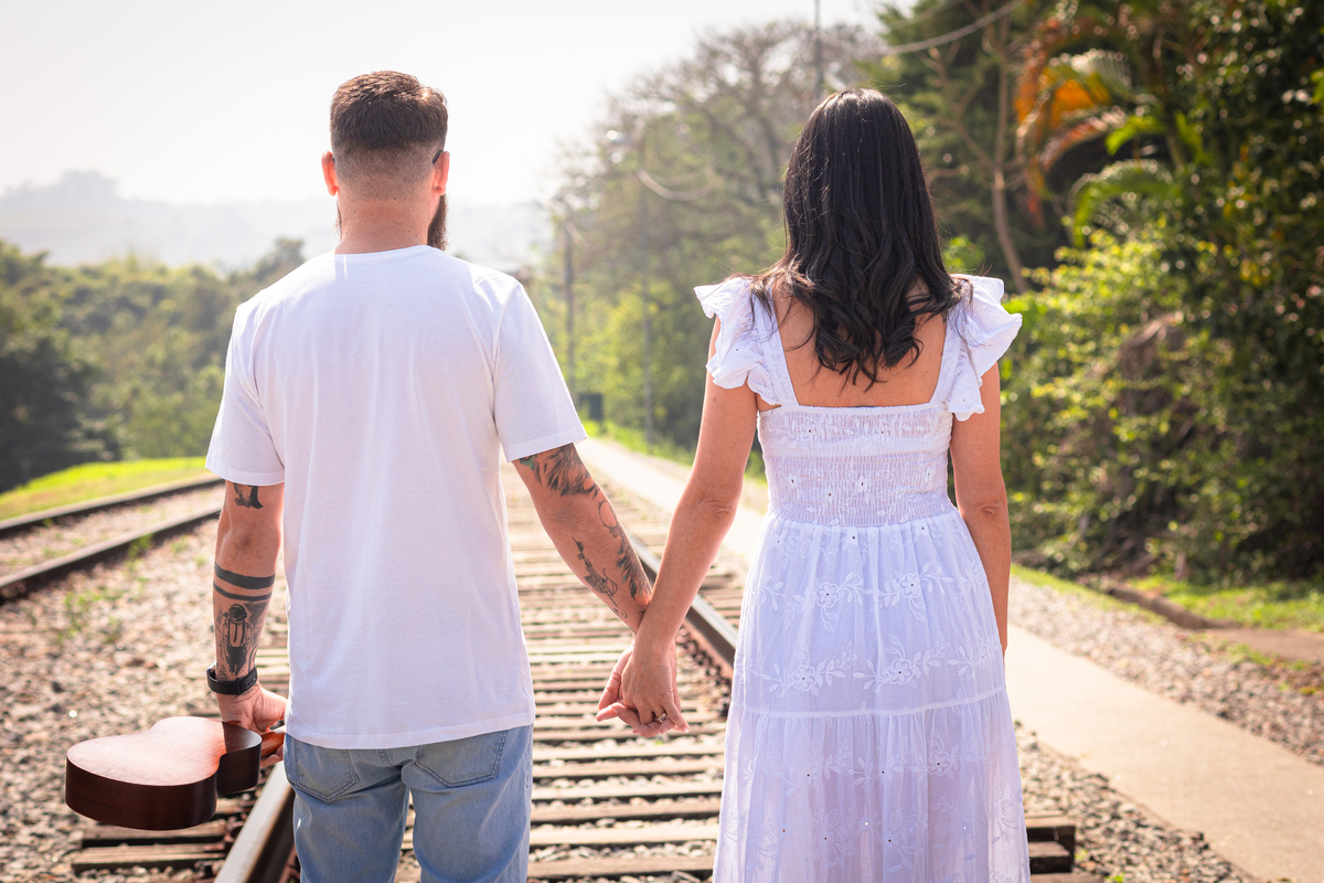 Capturamos momentos inesquecíveis do casal Davi e Simone na pitoresca cidade de Luiz Carlos, em Guararema. Este ensaio fotográfico celebra o amor e a nova fase de suas vidas, enquanto se preparam para o grande dia do casamento. Cada foto reflete a beleza 