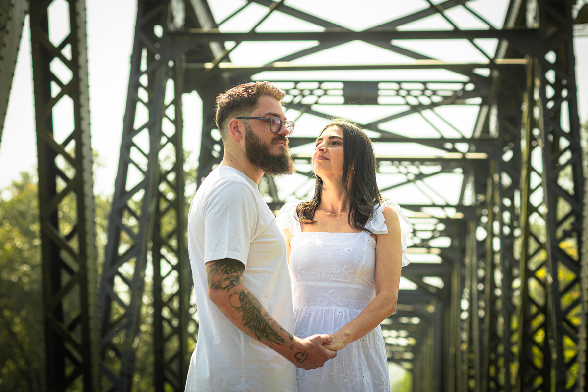 Capturamos momentos inesquecíveis do casal Davi e Simone na pitoresca cidade de Luiz Carlos, em Guararema. Este ensaio fotográfico celebra o amor e a nova fase de suas vidas, enquanto se preparam para o grande dia do casamento. Cada foto reflete a beleza 