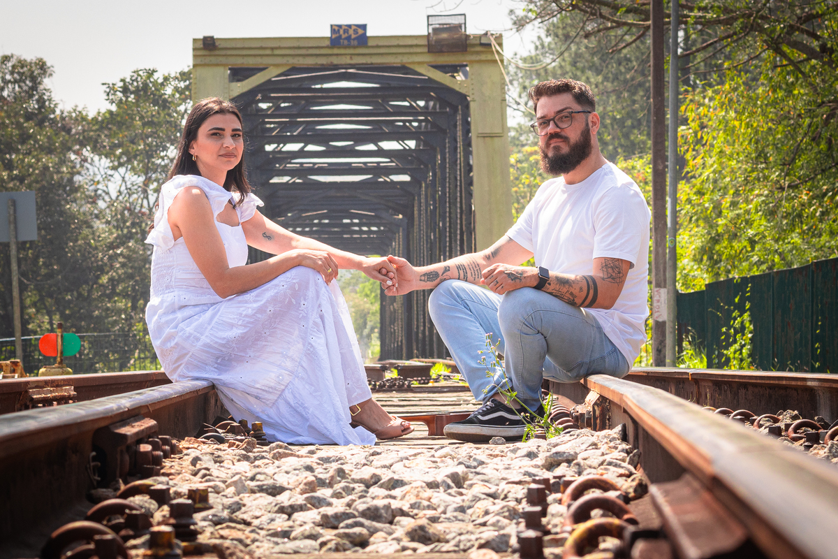 Capturamos momentos inesquecíveis do casal Davi e Simone na pitoresca cidade de Luiz Carlos, em Guararema. Este ensaio fotográfico celebra o amor e a nova fase de suas vidas, enquanto se preparam para o grande dia do casamento. Cada foto reflete a beleza 