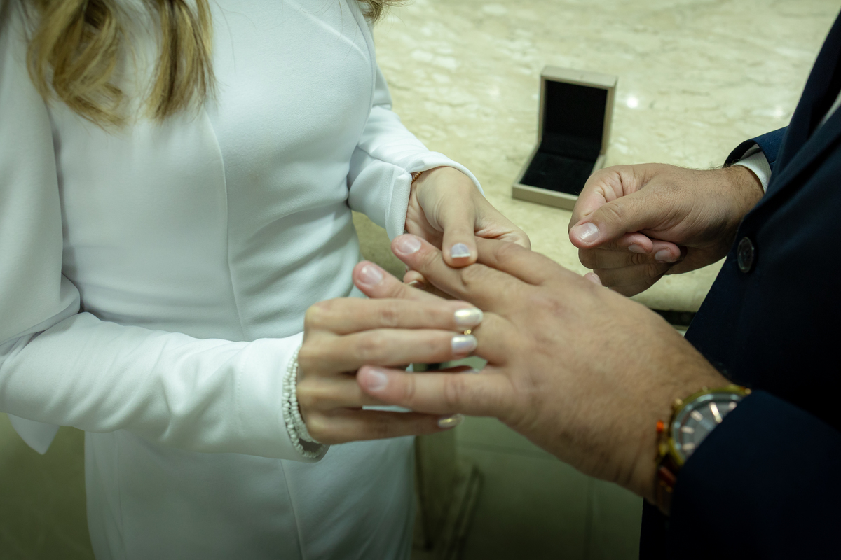 Casamento civil, ensaio de casal e recepção intimista. Momentos únicos registrados com amor e elegância para eternizar sua história.