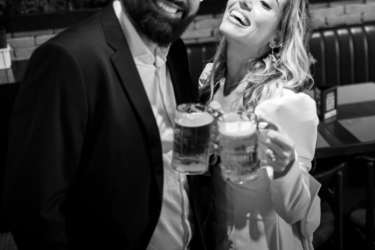 Casamento civil, ensaio de casal e recepção intimista. Momentos únicos registrados com amor e elegância para eternizar sua história.