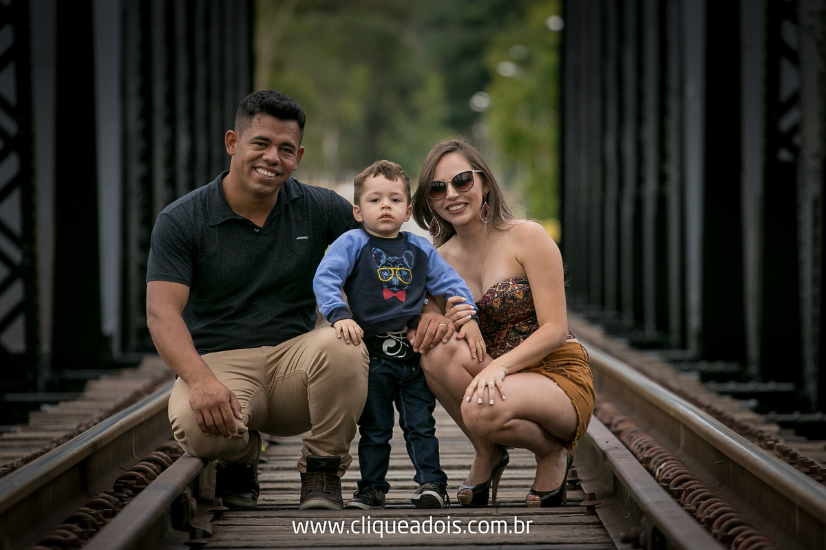 ensaio fotográfico meus 30 anos em família na linha de trem na cidade de Guararema