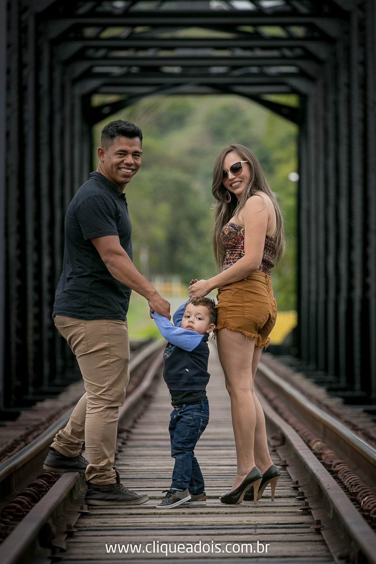 ensaio fotográfico meus 30 anos em família na linha de trem na cidade de Guararema