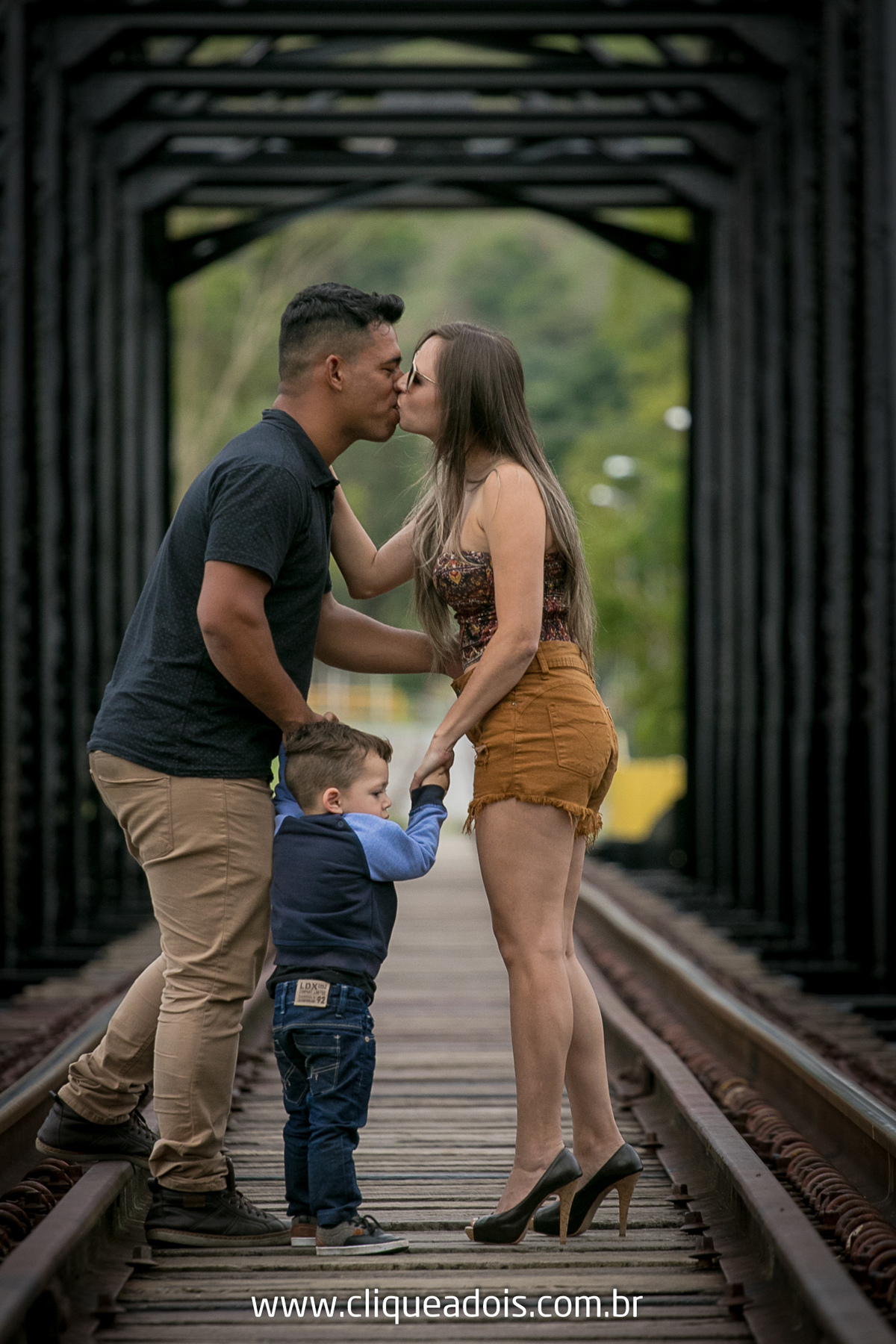 ensaio fotográfico meus 30 anos em família na linha de trem na cidade de Guararema