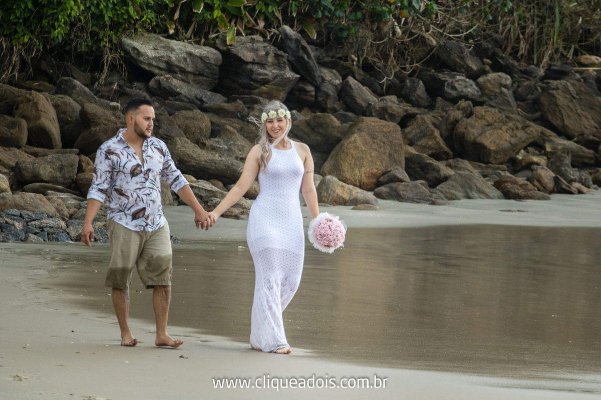 Ensaio de noivos, pre wedding Litoral Norte, Praia de Iporanga e Praia de São Pedro em Guarujá, Ensaio fotográfico na praia