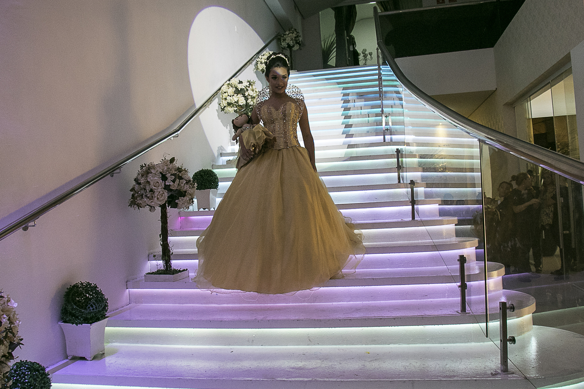 Debutante descendo a escada, fotografia de festa de 15 Anos, Ruth na Mansão Viermont