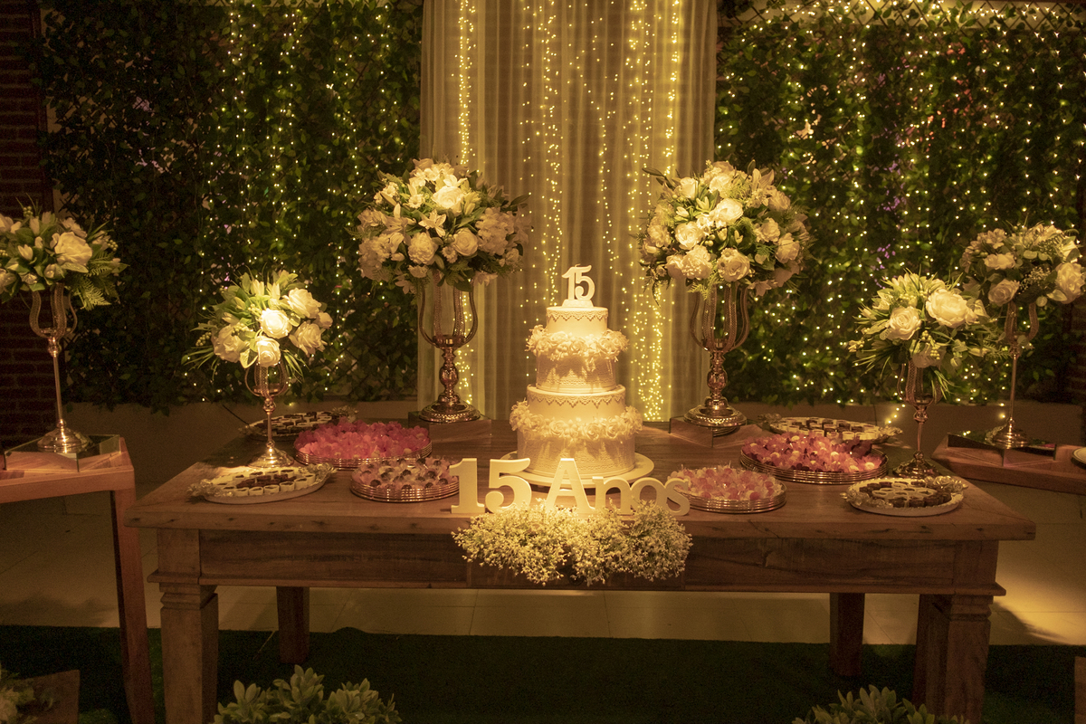 Filme de Festa de 15 Anos Giovanna, realizado no Salão de Festas Flamingo na Cidade de Poá - SP, Fotografia de 15 anos feita pelo fotografo Daniel Moura e Patty Moura, especialista em Debutantes, Decoração de luxo, Festa 15 anos