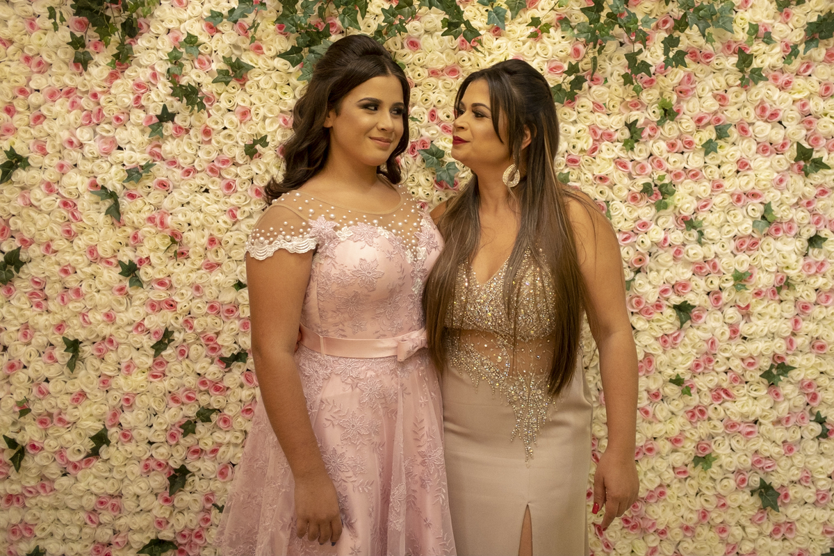 Looks mãe e filha festa de 15 anos:
Filme de Festa de 15 Anos Giovanna, realizado no Salão de Festas Flamingo na Cidade de Poá - SP, Fotografia de 15 anos feita pelo fotografo Daniel Moura  especialista em Debutantes, Decoração de luxo, Festa de 15 anos